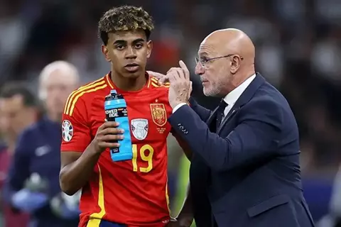 "وضع غير طبيعي".. مدرب إسبانيا يعلق على الاستبعاد المفاجئ للامين يامال